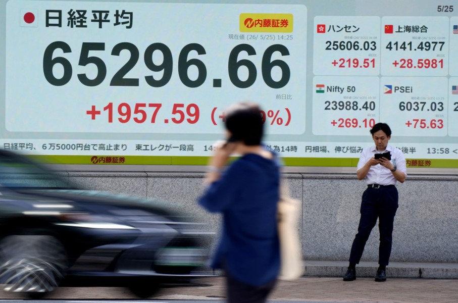 An electronic quotation board (L) displays the Nikkei Stock Average on the Tokyo Stock Exchange. AFP/Kazuhiro Nogi