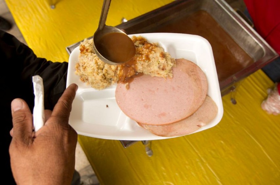 File: A prisoner asking for gravy on his food. James Nielsen/Houston Chronicle via Getty Images