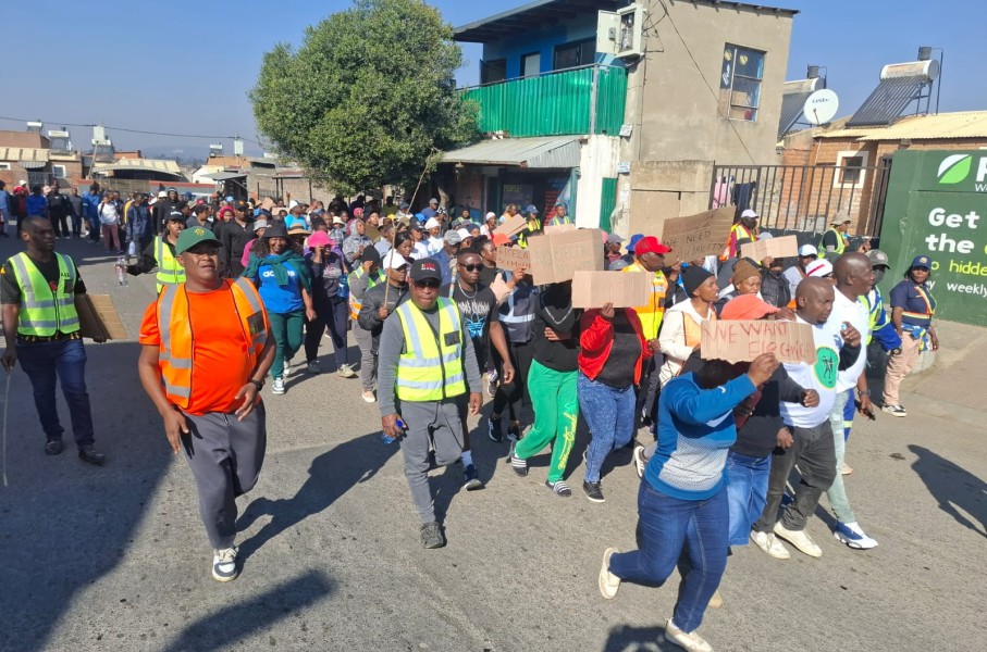 Residents in River Park, Alexandra, are demanding electricity. eNCA
