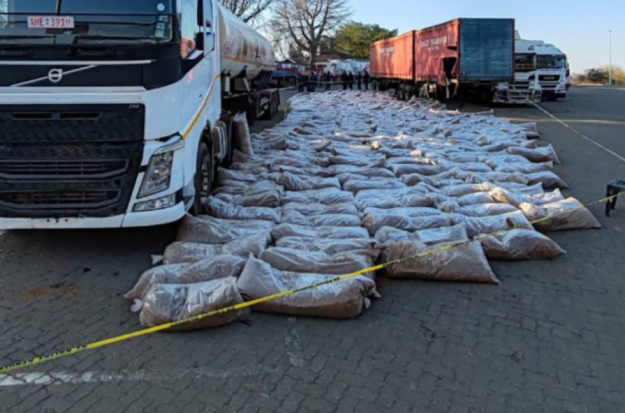 Police found 521 plastic bags containing about 7,294kg of suspected manufactured tobacco. X/@SAPoliceService