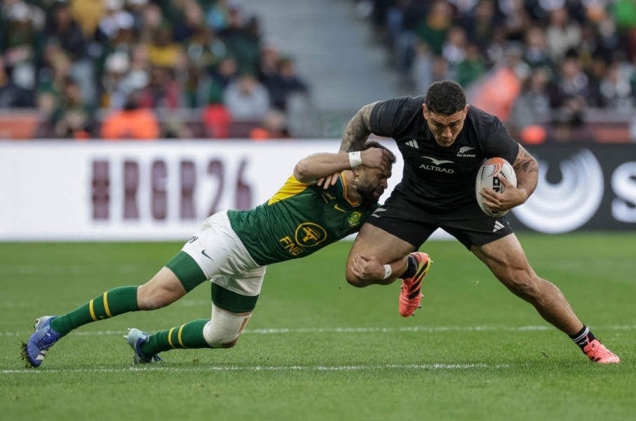 Cobus Reinach tackles New Zealand's hooker Codie Taylor 