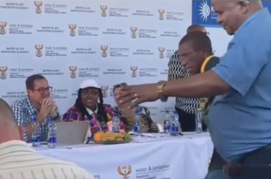 Water and Sanitation Minister Pemmy Majodina's meeting with the Kouga community descended into chaos. 