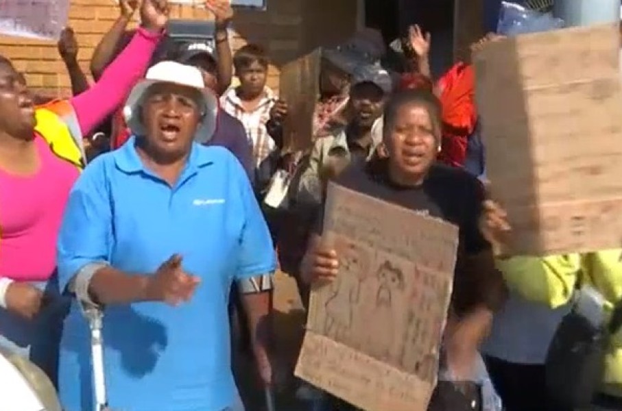 The Kempton Park community and local runners are gathered outside the Kempton Park Police Station.