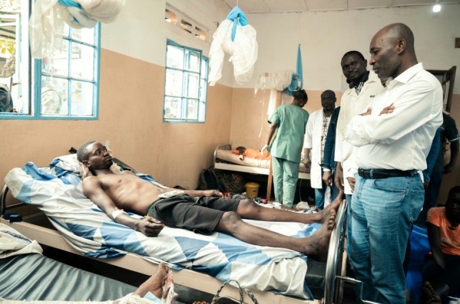 South Kivu Governor Jean-Jaques Purusi Sadiki (R) visited Uvira General Hospital as local people described growing panic