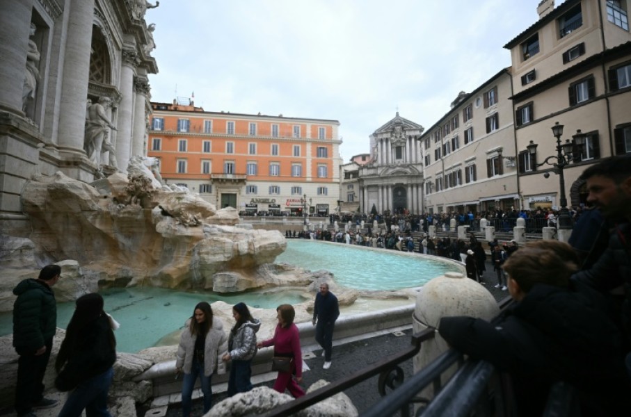 As a result of the fountain's fame, the crowds in the square surrounding the Baroque masterpiece are often so deep that it is hard to get a proper look