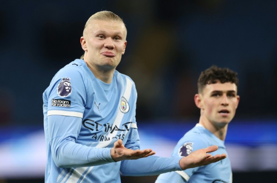 Manchester City striker Erling Haaland (L)