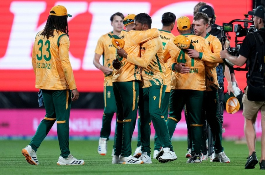 South Africa celebrate their win in the fourth Twenty20 international cricket match against New Zealand in Wellington