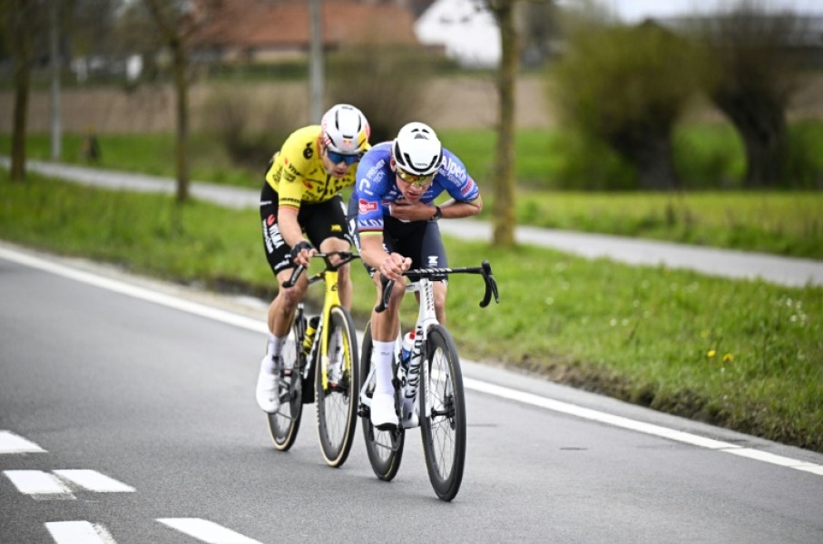 Mathieu van der Poel (R) and Wout van Aert (L) broke clear with 36km left to ride but were caught one kilometre from the finish