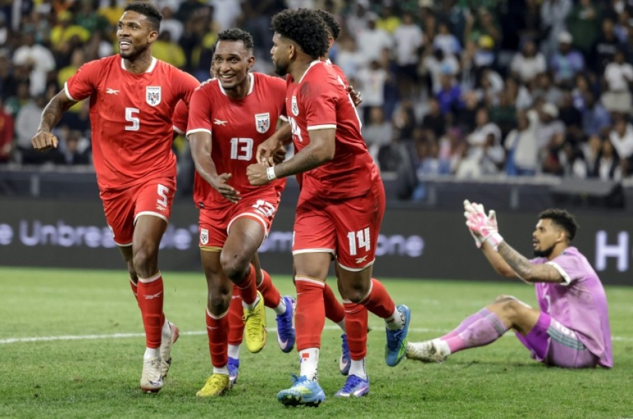 Jiovany Ramos (2L) celebrates after scoring the winner for Panama against South Africa in Cape Town.