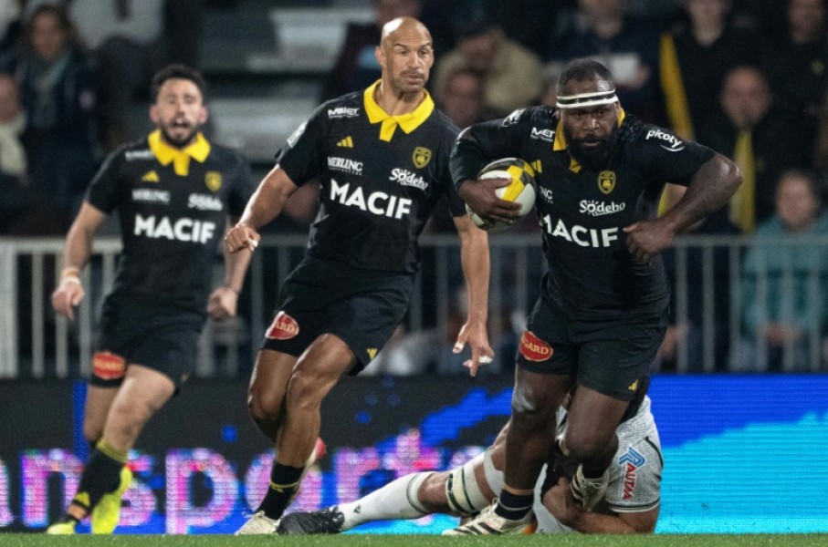La Rochelle's Fijian player Levani Botia (R)