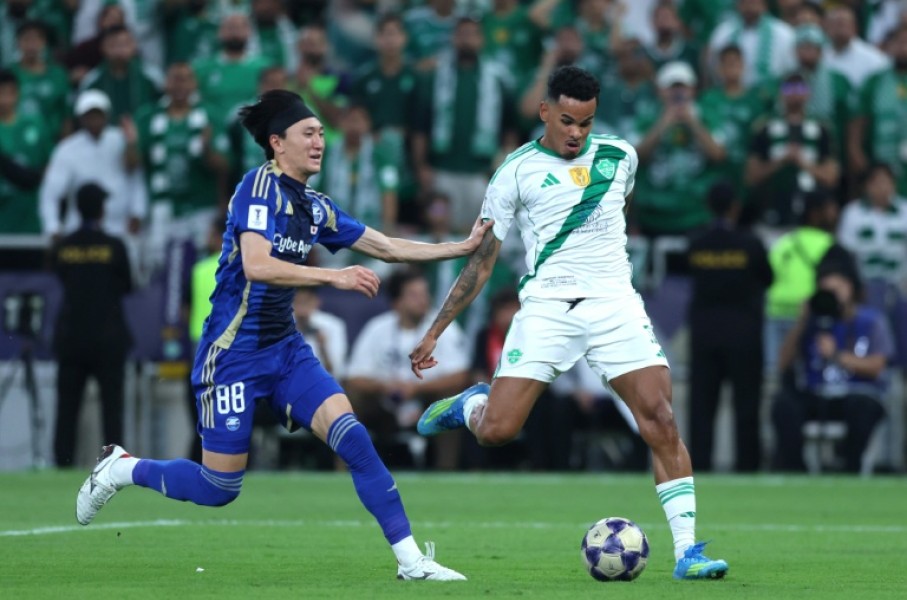 FC Machida Zelvia's Japanese defender Hotaka Nakamura (L) fights for the ball with Al Ahli's Brazilian forward Galeno