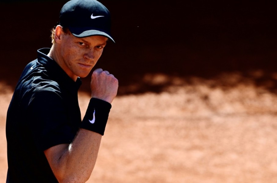 Jannik Sinner easily beat Andrea Pellegrino to reach the Italian Open quarter-finals