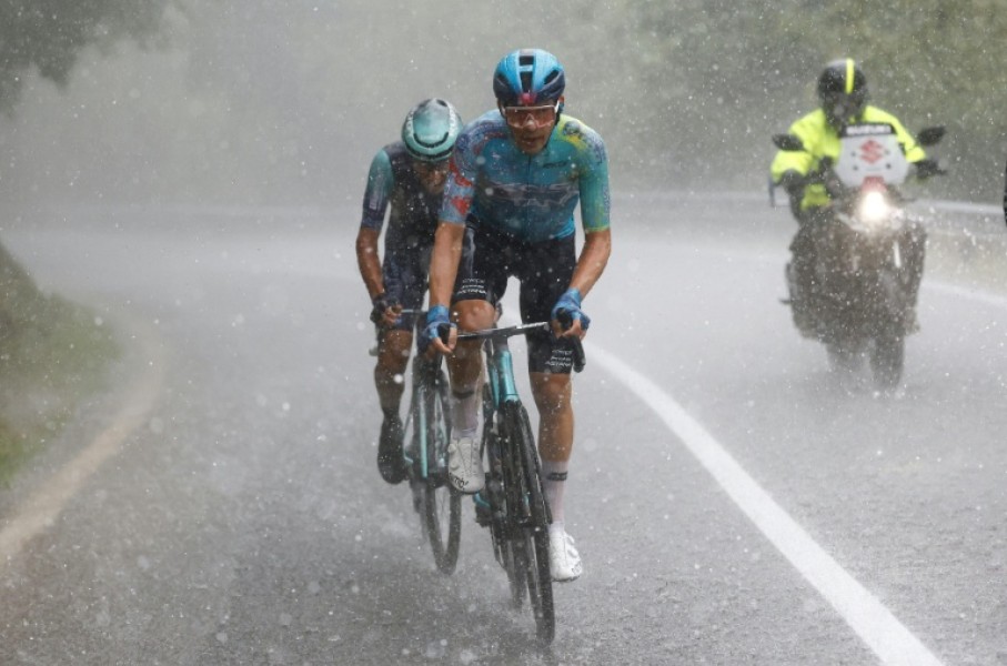 An early breakaway in the rain at the Giro on Wednesday