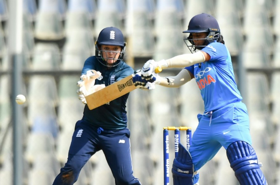 Former England women's wicketkeeper Sarah Taylor (L)