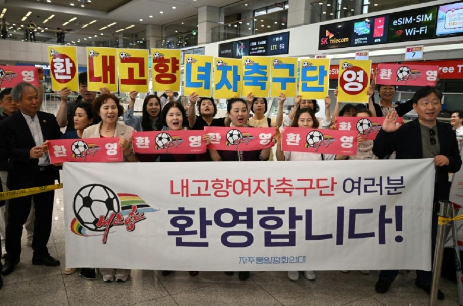 South Korean activists hold banners welcoming North Korea's Naegohyang Women's FC at Incheon International Airport