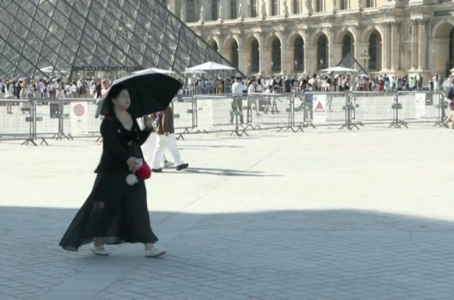 Amid a heatwave, France presses ahead with street music festivals
