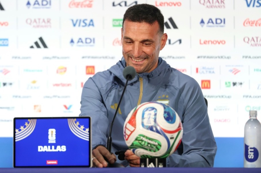 Lionel Scaloni speaks to the media in Texas