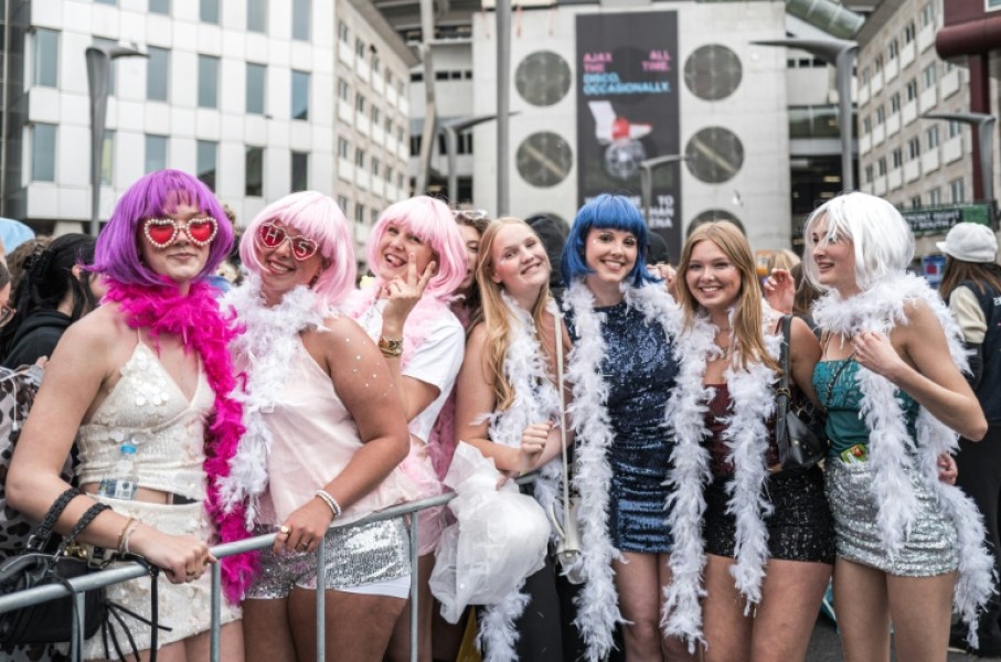 Fans in Amsterdam excitedly got to see the start of Harry Styles's world tour