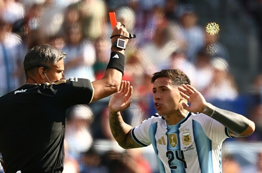 Slavko Vincic shows the red card to Argentina midfielder Enzo Fernandez