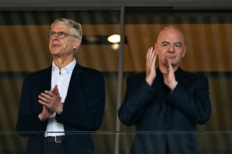 Arsene Wenger (L) with FIFA president Gianni Infantino