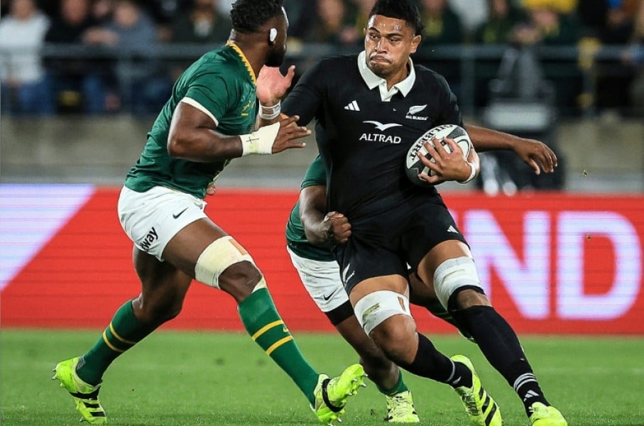 Springbok Siya Kolisi (L) prepares to tackle All Black Tupou Vaa'i during a 2025 Rugby Championship match in Wellington.