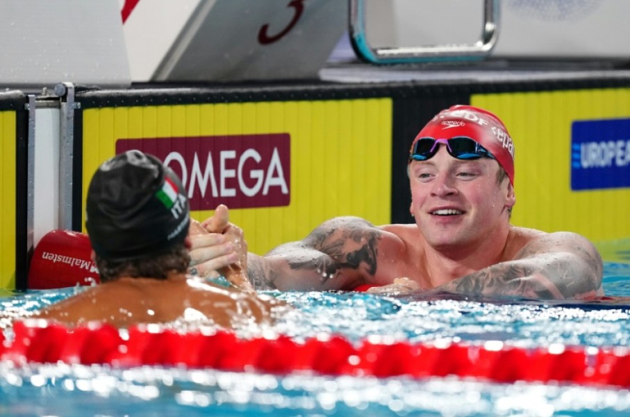 Adam Ramsay-Peaty (R) congratulates winner Nicolo Martinenghi of Italy