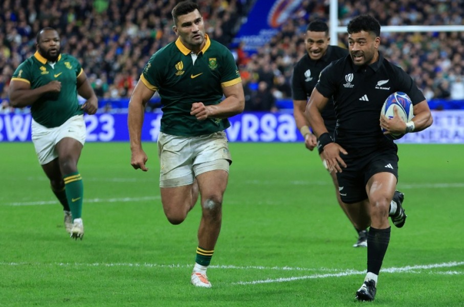 New Zealand fly-half Richie Mo’unga (R) has been called up fr their South AFrica tour