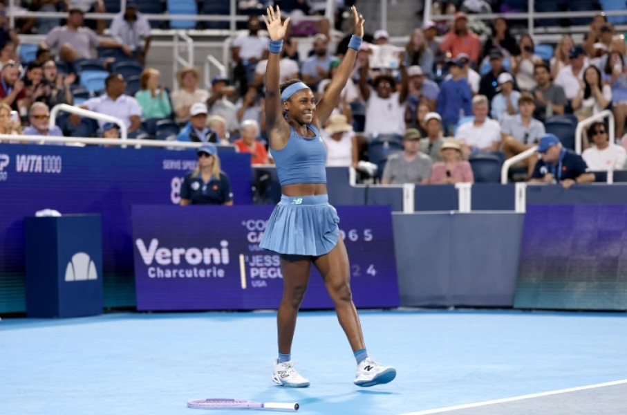 American Coco Gauff celebrates her victory over Jessica Pegula in the Cincinnati WTA 1000 final