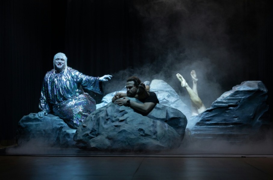 The play tells the story of Azov through the Odyssey's familiar heroes