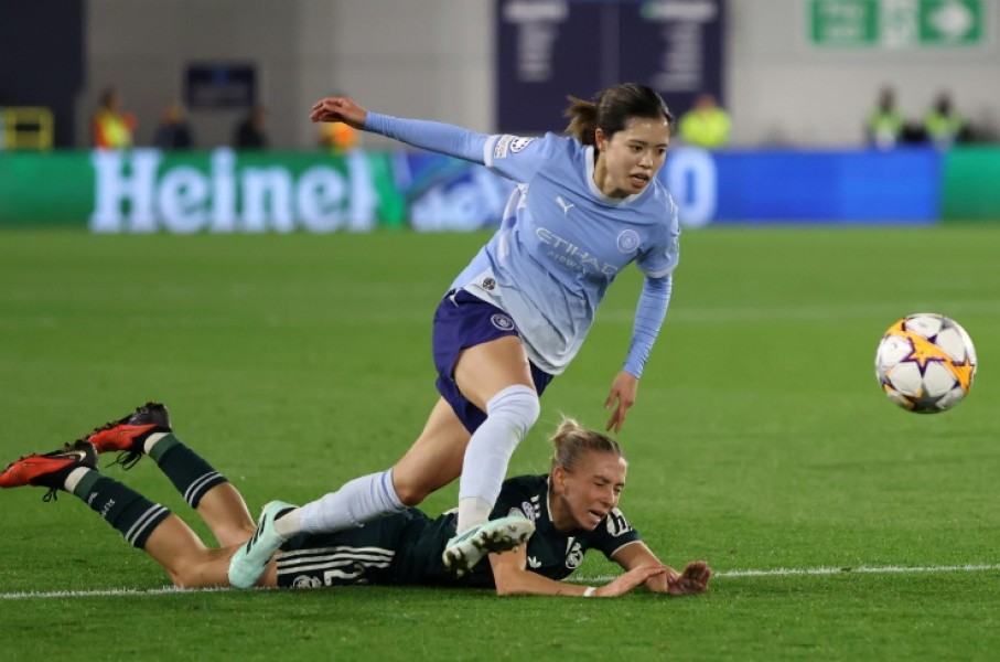 Yui Hasegawa of Manchester City shoots after beating Real Madrid's Elisa Senss