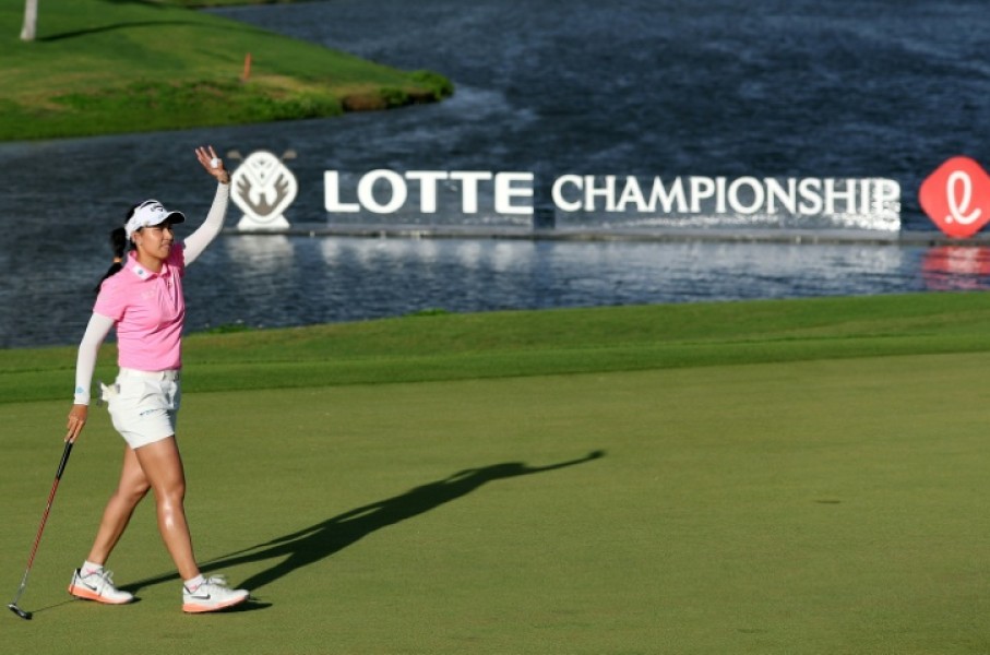 Thailand's Jeeno Thitikul salutes the galleries on the 18th green after clinching victory at the Lotte Championship in Hawaii
