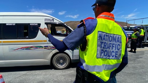 A traffic officer at a roadblock. eNCA/Kevin Brandt