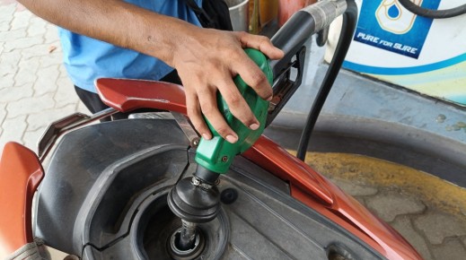 A petrol pump attendant fills fuel in a vehicle at a petrol station. Debajyoti Chakraborty/NurPhoto via AFP