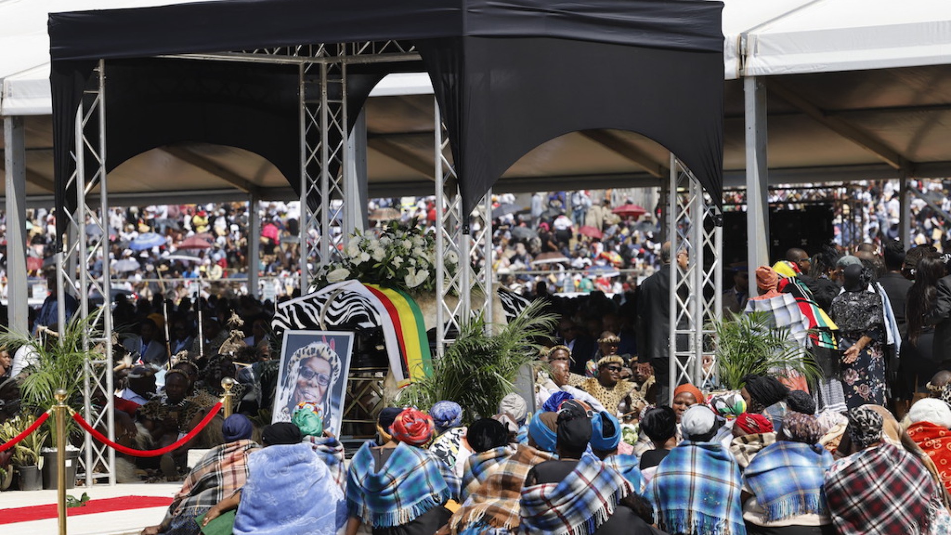 Mourners gather around the coffin of the Zulu prince Mangosuthu Buthelezi. AFP/Marco Longari