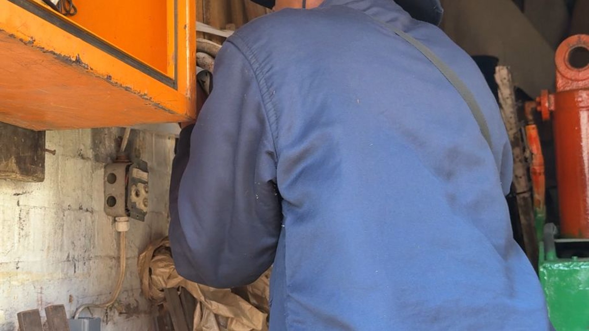 City Power disconnects illegal connections in Joburg CBD / eNCA reporter Nabeelah Shaikh