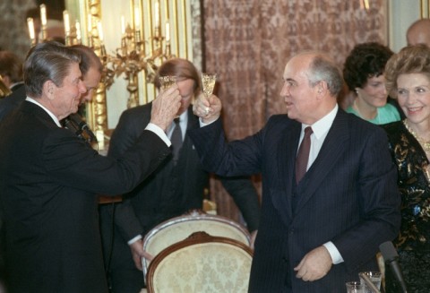 Soviet leader Mikhail Gorbachev (C) and US president Ronald Reagan (L) during a dinner at the Soviet embassy on December 9, 1987 