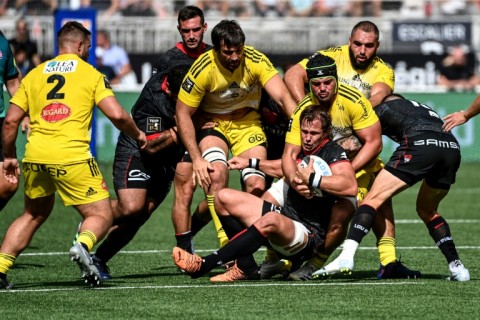 Lyon's South African number 8 Arno Botha (C) is challenged during the French Top 14 rugby union match against La Rochelle