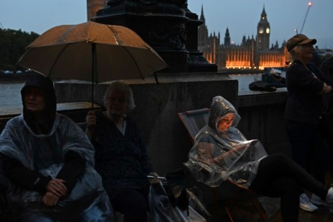 People gathered outside Buckingham Palace to witness the return of the queen's coffin