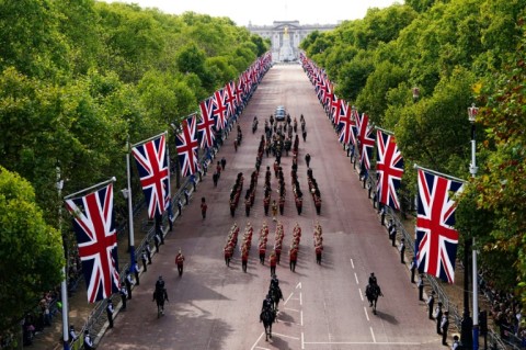 Thousands queue overnight in London to pay their last respects to Queen Elizabeth II