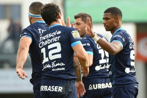 Leo Coly (R) is congratulated by team mates after scoring his try against Pau