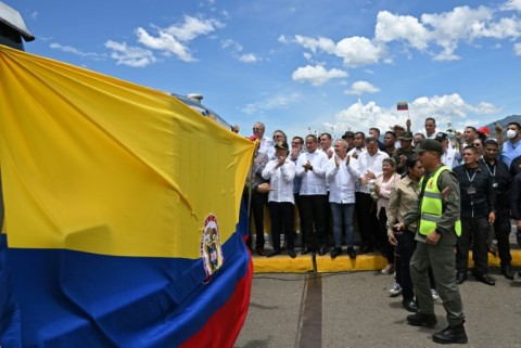 Colombia President Gustavo Petro (L), Venezuelan transport minister Ramon Velasquez (2L) and Tachira state governor Freddy Bernal (4L) attend the ceremony to reopen the border between Colombia and Venezuela