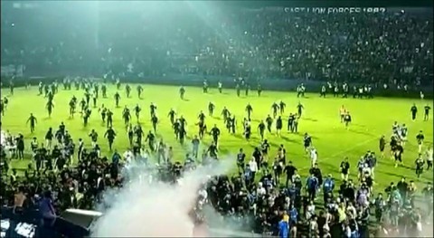 Indonesian football stadium stampede leaves 125 dead