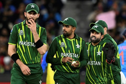 Pakistan players, (L-R) Shaheen Shah Afridi, Babar Azam and Mohammad Rizwan in the field against India