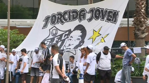 Fans taking part in a vigil for ailing Brazilian superstar Pele hold up a banner reading "Torcida Joven" ("Young Fans" on December 4, 2022 in Sao Paulo