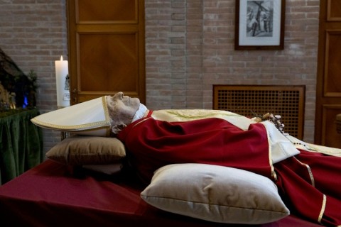 This handout photograph released on January 1, 2023 by the Vatican press office shows the body of Pope Emeritus Benedict XVI