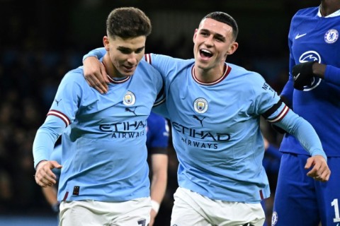 Manchester City's Julian Alvarez (L) celebrates with  Phil Foden