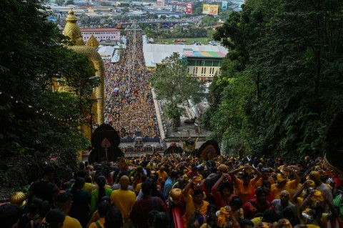  Hindu devotees climb the 272 steps to the Batu Caves temple to make offerings during the Thaipusam festival