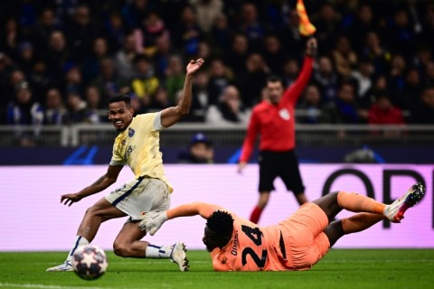Andre Onana pulled off an incredible double save to keep Inter level