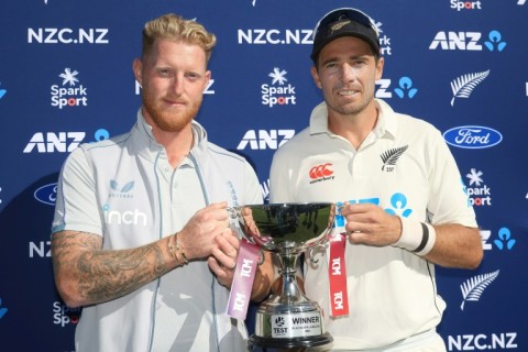 England captain Ben Stokes (L) and New Zealand's Tim Southee share the trophy after drawing the series 1-1
