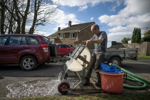 Volunteers collect 'nurdles' using a device invented by former engineer Rob Arnold
